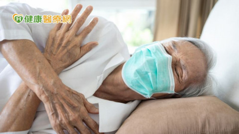 攝護腺癌為男性常見癌症，早期症狀包括頻尿、夜尿、尿道疼痛和血尿等，因與攝護腺肥大症狀類似，多半易被患者輕忽，許多患者確診時都已進展至晚期。
